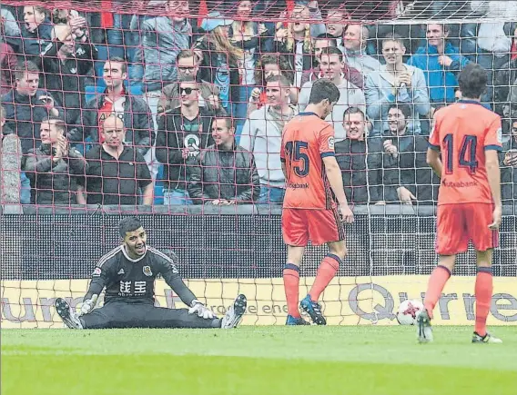  ?? FOTO: ORANGE PICTURES ?? Gero Rulli se lamenta tras el gol encajado, con Aritz Elustondo y Rubén Pardo, cabizbajos