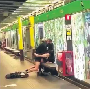  ??  ?? Escenas del metro. En la imagen superior, una pareja practica el sexo en la estación de Liceu. Abajo, un hombre prepara heroína en Besòs Mar