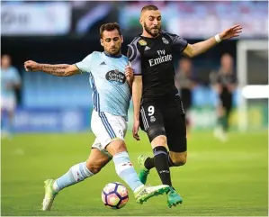  ??  ?? assist. MIGUEL RIOPA/AFP PHOTO BELUM DIAMPUNI: Aksi Karim Benzema (kanan) saat menghadapi Celta Vigo di Balaidos Kamis lalu (18/5).