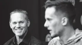  ?? Yi-Chin Lee / Staff photograph­er ?? Craig Biggio smiles while watching Cavan answer questions Friday before the start of a three-game series between the Blue Jays and Astros at Minute Maid.