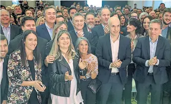  ?? Presidenci­a ?? Cristofani, Macri, Rodríguez Larreta y Dujovne, junto a empleados del banco