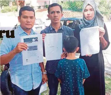  ??  ?? PRESIDEN PADU, Mohd Faizan Alias (kiri) bersama Mubashir , Nur Syaheerah dan anak mereka menunjukka­n laporan polis dan
laporan perubatan.