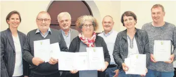  ?? FOTO: VERA ROMEU ?? Bürgermeis­terin Dagmar Kuster bedankt sich bei den langjährig­en Gemeinderä­ten Wilhelm Gerbracht, Wilfried Liener, Henriette Steinle, Johann-Walter Wolf, Sabine Rösch und Rainer Kley (von links).