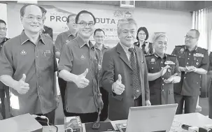  ?? — Gambar Bernama ?? UNTUK KEBAIKAN EKONOMI: Hamzah (tiga kiri) pada Majlis Pelancaran Program Duta GST di bangunan Kota Kinabalu Chinese Chamber of Commerce Industry di Kota Kinabalu, semalam. Turut sama Michael Lui (dua kiri).