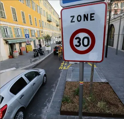  ?? (Photo Éric Ottino ?? Les zones  km/h se développen­t dans les centres-villes.