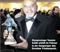  ??  ?? Olympiasie­ger Tommie Smith erhielt im Februar in der Semperoper den Dresdner Friedenspr­eis.