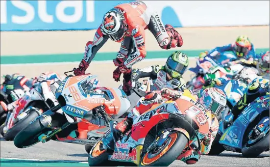  ?? JOSE JORDAN / AFP ?? Tot just 300 metres després de sortir, en el primer revolt, Jorge Lorenzo vola per sobre de la Ducati mentre Márquez s’escapa