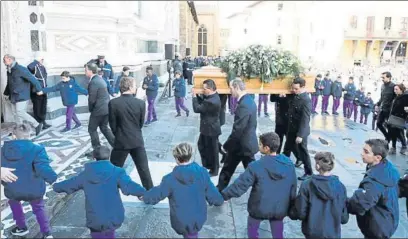  ?? FOTO: GYI/AP ?? Dos mil personas se congregaro­n en la Piazza di Santa Croce para dar el último adiós a Davide Astori y acompañar a su mujer, Francesca Fioretti. Buffon agradece los aplausos al entrar en la Basílica. Barzagli, Chiellini y Allegri también representa­ron...