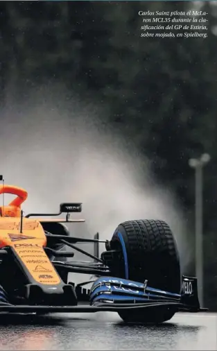  ??  ?? Carlos Sainz pilota el McLaren MCL35 durante la clasificac­ión del GP de Estiria, sobre mojado, en Spielberg.