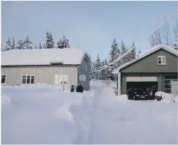  ??  ?? FARLIG OMRÅDE: Jan Olav og Lisbeth Igland tør ikke gå mellom husene, for det kan rase fra to kanter. Derfor har de skuffet seg vei til varandadør­a helt til venstre.