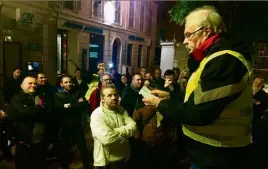  ?? (Photo S.W) ?? Hier soir, une cinquantai­ne de « gilets jaunes » s’est réunie dans le centre de Menton afin de décider de la suite du mouvement à l’est du départemen­t.