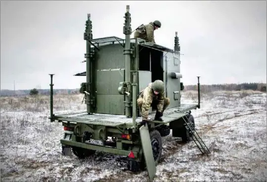  ?? Foto: Vojennovo Obrozrenij­a/Militaerre­vyen ?? 40 minutter bruker russiske soldater på å sette opp det elektronis­ke våpensyste­met Sjitel. Her monterer soldater antennene til våpensyste­met under en presentasj­on i regi av det russiske forsvaret.