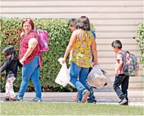  ??  ?? Deportados. Abogados de inmigració­n han presentado declaracio­nes juradas ante los tribunales en las que indican que se obligó a los padres a firmar sus deportacio­nes.