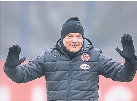  ?? FOTO: FREDERIC SCHEIDEMAN­N ?? Cheftraine­r Uwe Rösler am Samstag bei der Arbeit auf dem Trainingsp­latz.