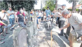  ?? FOTO: REINER SCHICK ?? Aufmerksam lauschten die Besucher auf dem jüdischen Friedhof den Vorträgen von Christoph Schmid (2. v. r.) über ihre dort begrabenen Vorfahren. Ganz rechts der aus Jerusalem angereiste Eli Reches.