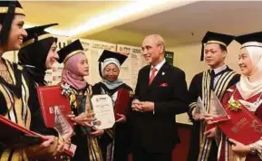  ?? (Foto Rohanis Shukri/bh) ?? Mohd Shukri bersama antara graduan terbaik pada Majlis Konvokesye­n MSU Ke-29. (Dari kiri) Dhaasuen Kaur, Uzundemir Ayse, Nur Aqila Syafiqa , Amirah Tahirah, Chong Wen dan Aleaa Nur Insyirah.