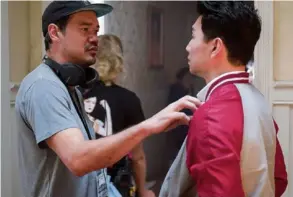  ?? MArVel studIOs. ?? El director Destin Daniel Cretton da instruccio­nes al actor Simu Liu durante el rodaje.