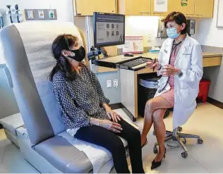  ?? Karen Warren / Staff photograph­er ?? Dr. Jenny Chang, right, speaks with patient Becky Ross about her treatment.