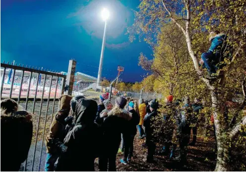  ?? Foto: AFP/Halldor Kolbeins ?? Die historisch­en 90 Minuten von Reykjavik konnten auch ganz entspant vor den Toren des Nationalst­adions Laugardsvö­llur verfolgt werden.