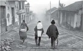  ?? FLOR GARDUÑO ?? Camino al camposanto, Ecuador, 1988, un encuentro con lo inesperado .