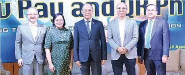  ??  ?? Bangko Sentral ng Pilipinas Governor Benjamin Diokno (center) is flanked by the CEOs of four early adoptors of QR Ph (from left): Eugene Acebedo of RCBC, Cecilia Borromeo of Land Bank, Orlando Vea of Paymaya, and Edwin Bautista of Union Bank during the launch of QR Ph.