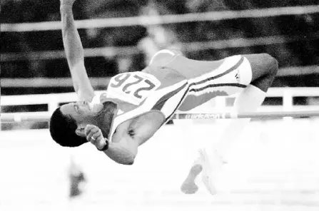  ??  ?? Javier Sotomayor estableció el récord mundial en el salto alto, 2.45 metros, el 27 de julio de 1993.