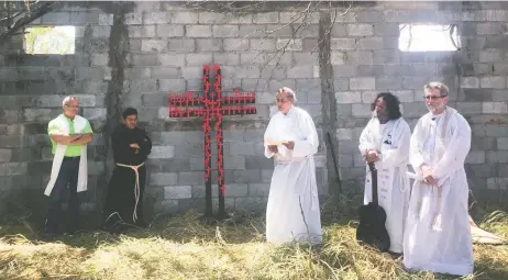  ??  ?? ONG, activistas y sacerdotes colocaron una ofrenda con 72 cruces en memoria de las víctimas de San Fernando, en el sitio donde hallaron sus cuerpos.