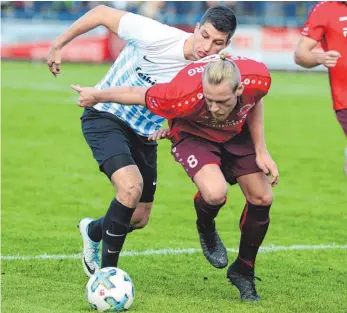  ?? FOTO: CHRISTIAN METZ ?? Auch wenn der TSV Berg nach dem Platzverwe­is gegen Andreas Frick (rechts) in Unterzahl spielte, war der Sieg gegen den SV Oberzell (links Jason Müller) nicht in Gefahr.