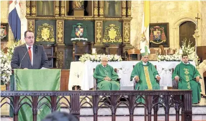  ?? FUENTE EXTERNA ?? Eucaristía. El director de Impuestos Internos, Magín Díaz, durante la misa de acción de gracias por el 21 aniversari­o de la institució­n.