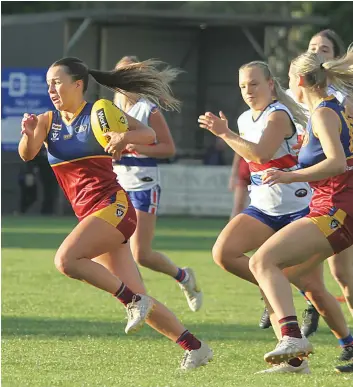  ?? ?? Abbie Hoiberg-Cox breaks away with the ball for Warragul Industrial­s. Photograph­s by AMANDA EMARY.