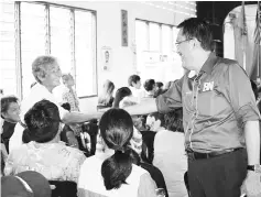  ??  ?? Nasrun welcomed by the Chinese community at Dewan Kiau Shing on his arrival