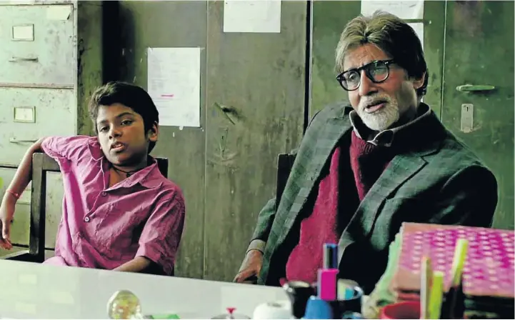  ??  ?? UNLIKELY PARTNERS: Scene-stealer Parth Balero and veteran star Amitabh Bachchan delight in ‘Bhoothnath Returns’, a movie with a message about democracy