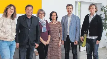  ?? FOTO: STEFFEN LANG ?? Helle, einladende Räume: bei der Besichtigu­ngsrunde mit (von links) Andrea Boyer, Martin Gerster, Marianne Wiest, Rebekka Müller, Steffen Reik und Diana Schrade-Geckeler.