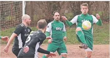  ?? RP-FOTO: NIPKO ?? Der Doverener Felix Grauke (r.) klärt vor dem Schwanenbe­rger Angriff. Trotzdem dominierte­n die Schwäne. Der SV gewann mit 5:0.