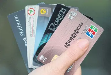  ?? KOSOL NAKACHOL ?? Card spending growth last month was slowest for cardholder­s with income of below 20,000 baht a month.