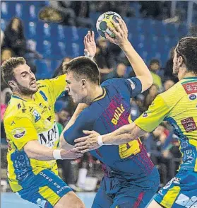  ?? FOTO: PERE PUNTÍ ?? El joven Iosif Andrei Buzle, del filial azulgrana, debutó ayer en la Liga ASOBAL