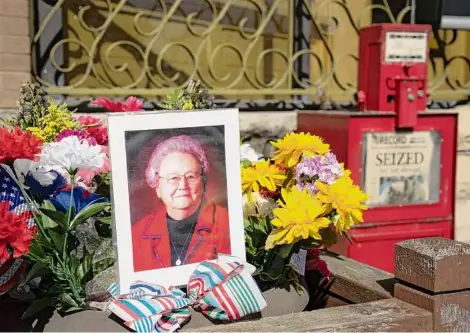  ?? ?? Jaime Green / Associated Press A makeshift shrine is set up in front of the Marion County Record in Marion, Kan., Saturday with a picture of the newspaper’s co-owner, Joan Meyer, and flowers. Meyer, 98, died less than 24 hours after a police raid at the newspaper and her home.