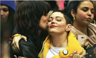  ??  ?? Asia Argento e Rose McGowan a Roma per la festa dell’8 marzo.