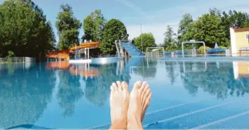  ?? Archivfoto: Peter Bauer ?? Unbeschwer­ter Hochgenuss im Krumbacher Freibad – wird dies heuer mit Blick auf die Corona‰Krise überhaupt möglich sein? Das ist unklar. Klar ist aber, dass die Eintrittsp­reise für das Bad nicht erhöht werden.