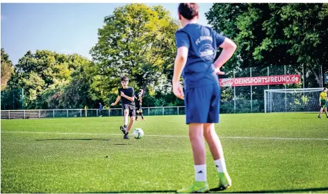  ?? RP-FOTO: ANNE ORTHEN ?? Mehr als zehn Mannschaft­en trainieren beim FC Büderich 02 mittlerwei­le wieder Fußball.