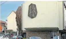  ?? ?? Mit einem Netz verhüllt ist das Mosaik von Helmut Collmann an der Mügelsberg-Schule, einige Mosaikstei­ne fehlen auch.