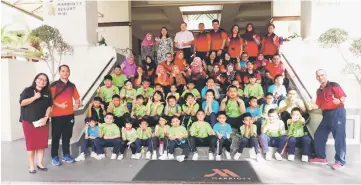  ??  ?? SK Jalan Bintang PPKI students and their teachers with Miri Marriott Resort & Spa staff in a group photo after the educationa­l visit.
