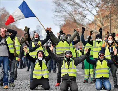  ?? Foto: dpa/Chen Yichen/XinHua ?? Demonstran­ten in Paris erinnern an Zwangsmaßn­ahmen der Polizei, etwa gegen Schüler.