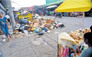  ??  ?? La basura es uno de los problemas que la alcaldía no ha podido solucionar en La Ceiba.