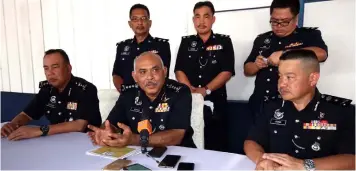  ??  ?? Azman (seated centre), flanked by Dzuraidi (left) and Denis fields questions from the press.
