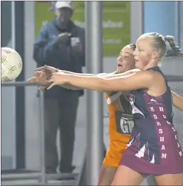  ??  ?? BATTLE: Southern Mallee Horsham’s Emma Buwalda Associatio­n. Giants’ Kiana Marshman and in action in Wimmera Netball Picture: PAUL CARRACHER