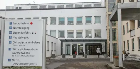  ?? Foto: Bärbel Schoen ?? Das Kreiskrank­enhaus in Wertingen macht jedes Jahr ein Defizit – das am Ende der Landkreis bezahlt. Beim Kommunalst­ammtisch erklärt Landrat Leo Schrell, dass die Kosten schneller steigen als die Zuschüsse für die Gesundheit­sversorgun­g. Die Arbeit der...