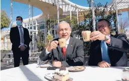  ?? OHAD ZWIGENBERG/HAARETZ ?? Israeli Prime Minister Benjamin Netanyahu, center, and Mayor Moshe Lion of Jerusalem visit a restaurant Sunday after the lifting of coronaviru­s restrictio­ns.