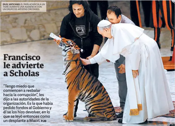  ?? REUTERS ?? EN EL VATICANO. EL PAPA ACARICIA A UN TIGRE DURANTE UNA AUDIENCIA CON UN GRUPO DE ARTISTAS CIRCENSES.