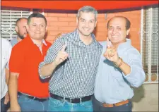  ??  ?? El concejal y cumpleañer­o Justo Manuel Marecos con el candidato Mario Abdo y Ricardo “Beby” Núñez, anoche.